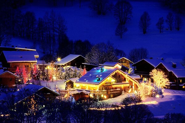 Hameau dans le scintillement des lumières du nouvel an