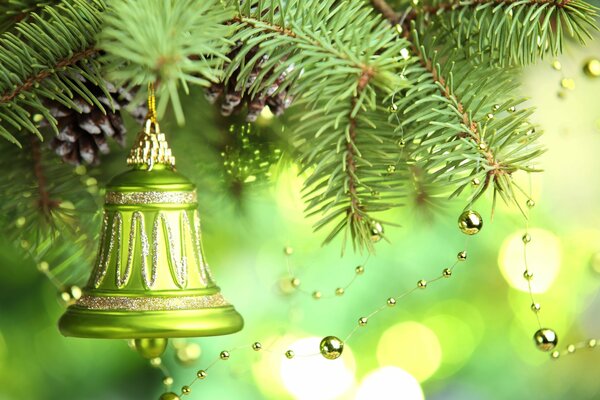 Campana de cristal en el árbol de Navidad