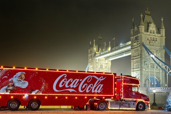 Camión de Coca cola rojo brillante en un anuncio de año nuevo