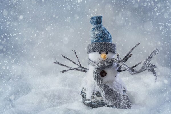 Pupazzo di neve di Natale sulla neve bianca