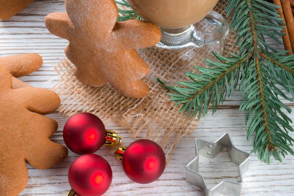 Tres juguetes rojos de Navidad y un hombre de pan de jengibre