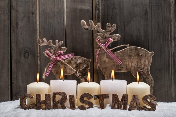 Décor de Noël avec des bougies et des Rennes