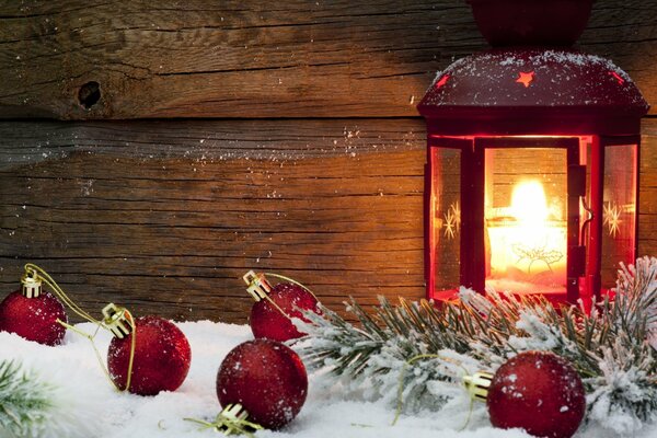 Lanterne de Noël avec bougie allumée