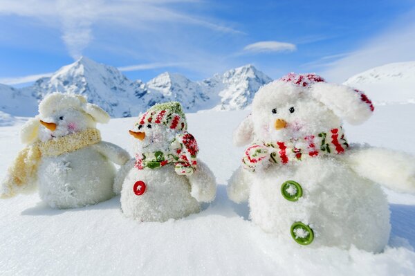 Die Schneefamilie der weißen Schneemänner