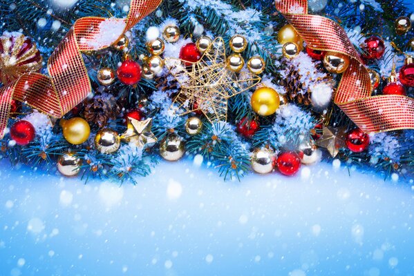 Décorations de Noël sous la forme de boules d or et rouges