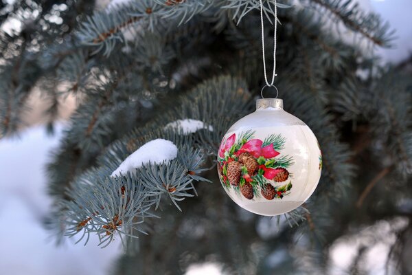 Juguete de Navidad en el bosque en el árbol de Navidad