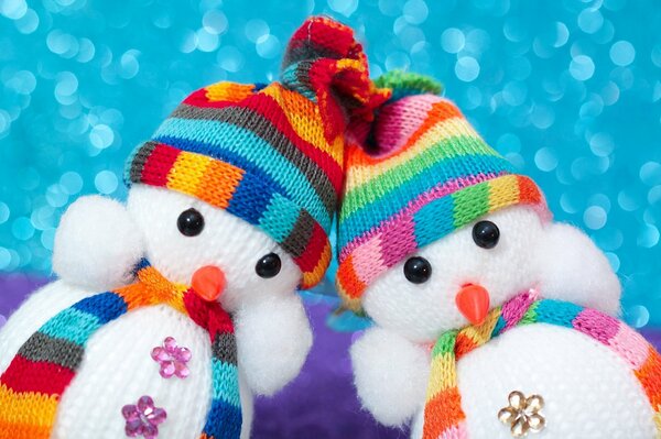 Muñecos de nieve con sombreros como dos hermanos gemelos