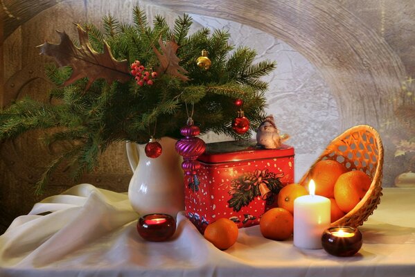 Albero di Natale con mandarini e candela