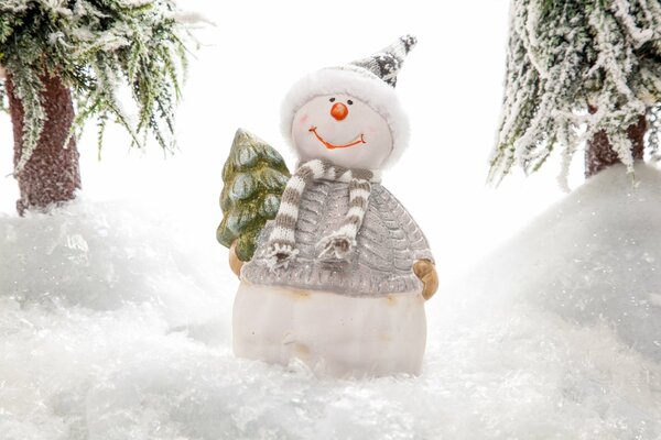 Muñeco de nieve elegante con un árbol de Navidad a la espalda