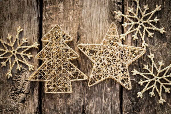 Árbol de Navidad con juguetes de oro