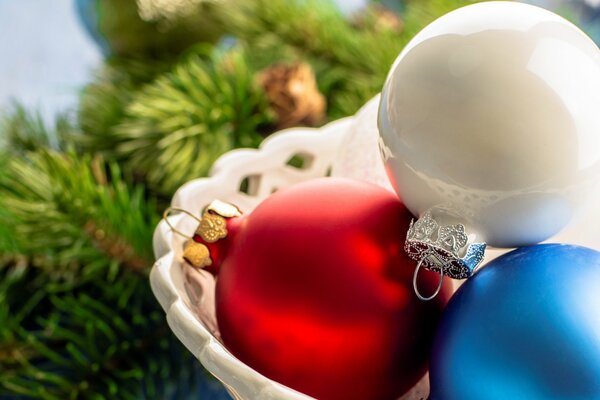 Los juguetes del árbol de Navidad son blancos, rojos y azules