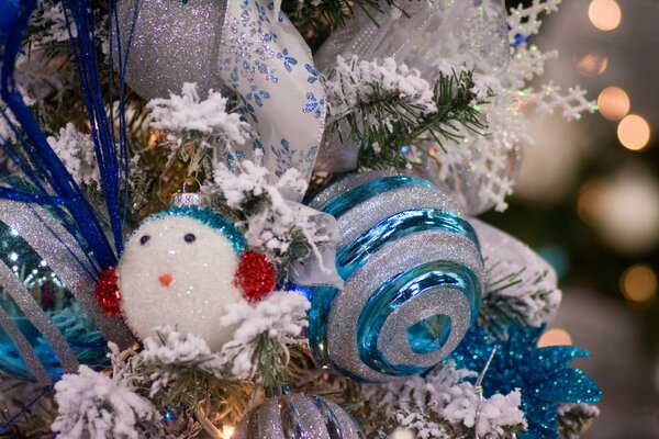 Árbol de Navidad con bolas de Navidad de color azul y cintas blancas