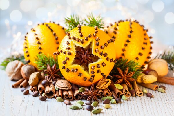 Naranja rellena con canela y clavo de olor