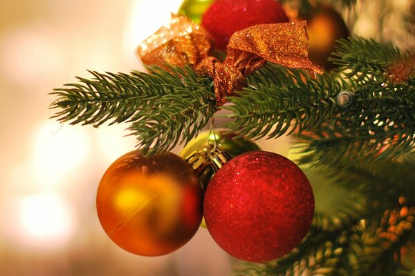 Bolas de colores de año nuevo en una rama de árbol de Navidad