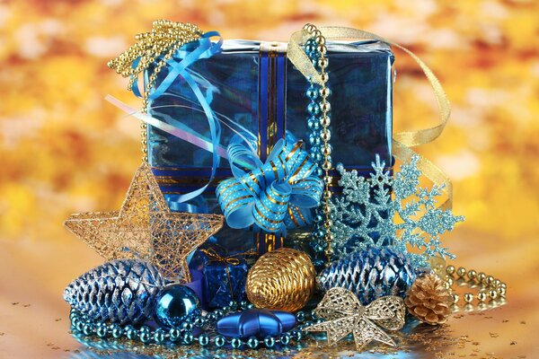 Scatola regalo di Natale blu con decorazioni natalizie