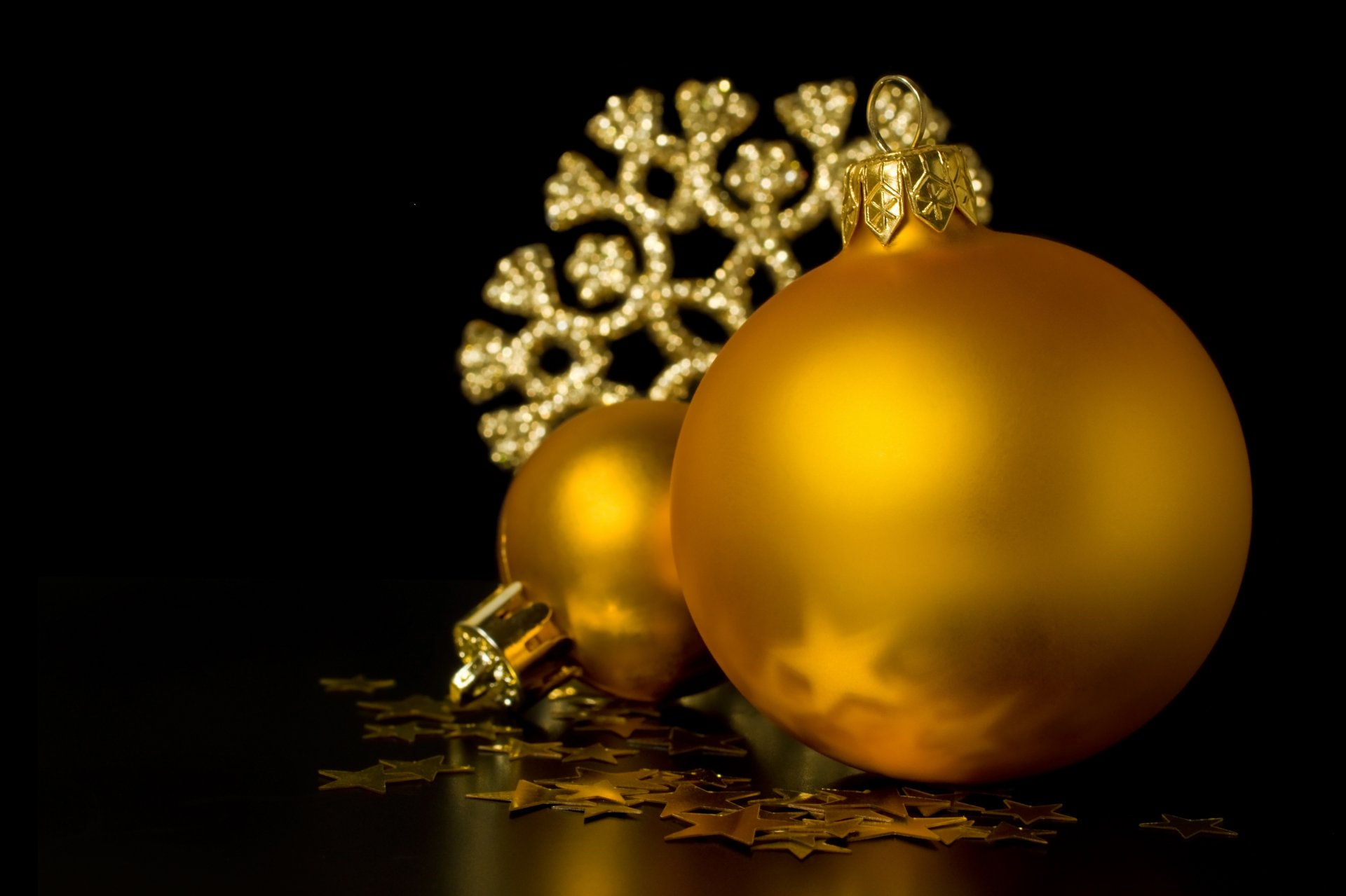 palle oro fiocco di neve decorazione giocattoli di natale albero di natale sfondo nero vacanze nuovo anno di natale