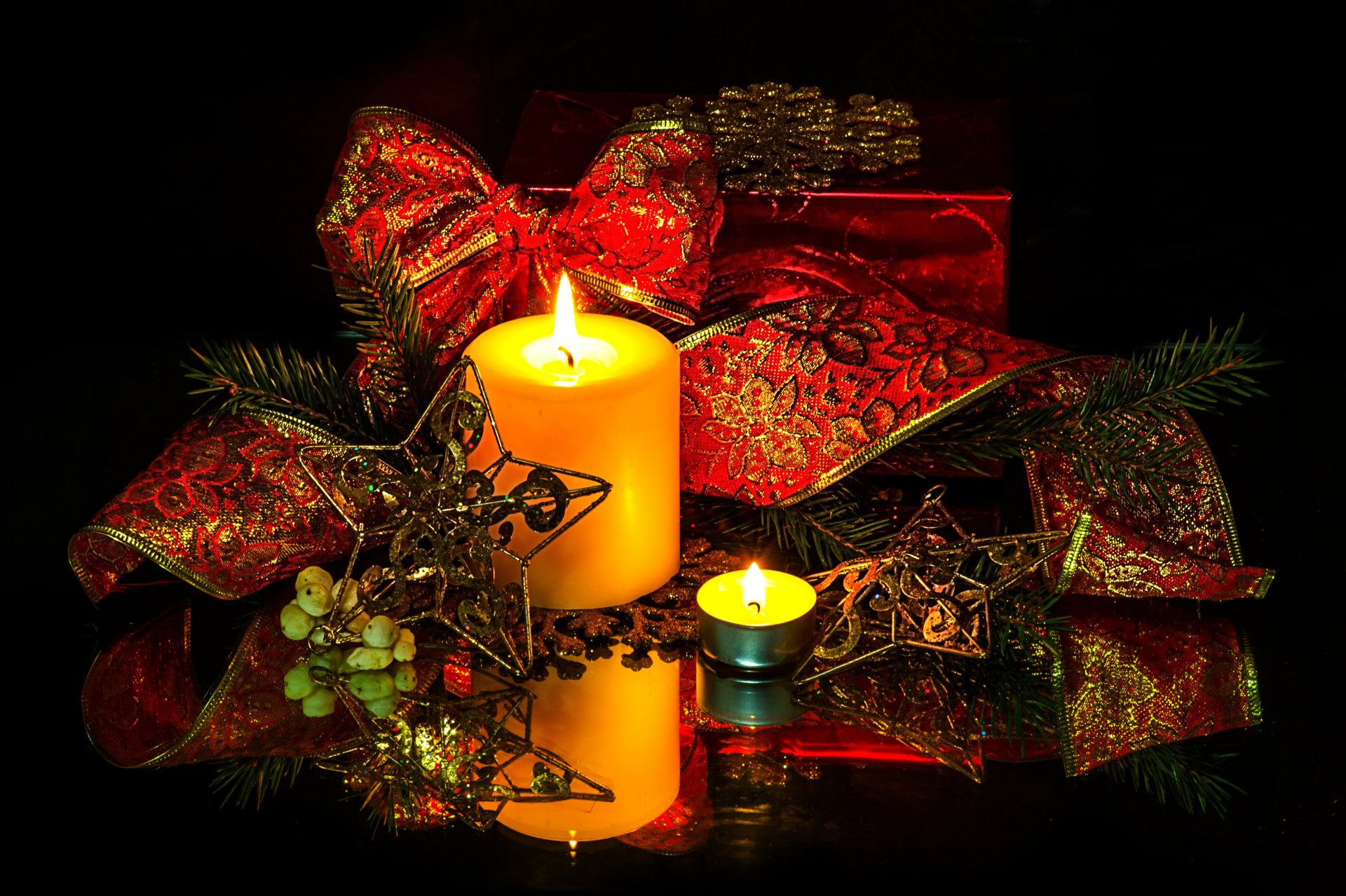 kerzen bänder bogen weihnachtsschmuck halbdunkel