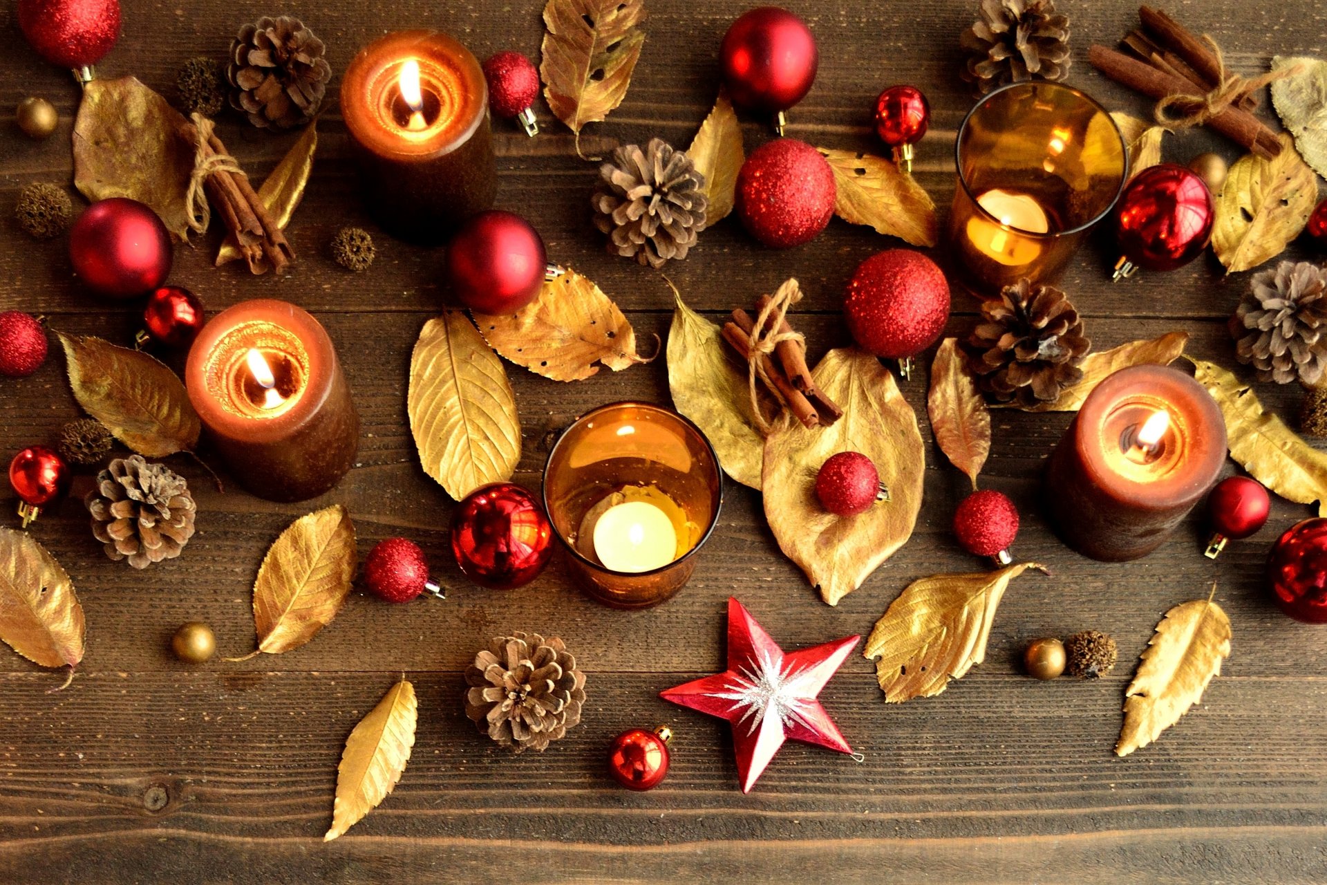 bougies feuilles or cônes bâtons cannelle boules rouges vacances nouvel an noël