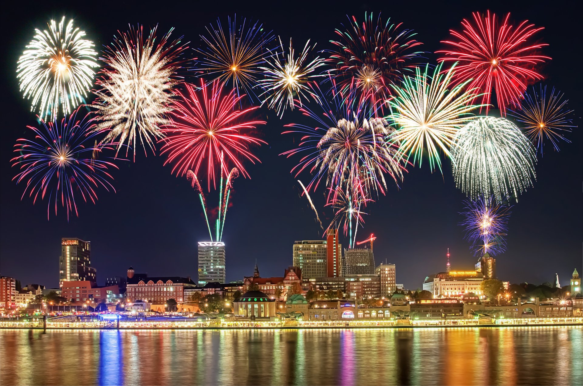 año nuevo fuegos artificiales medianoche linternas edificio ciudad luces edificios ciudades