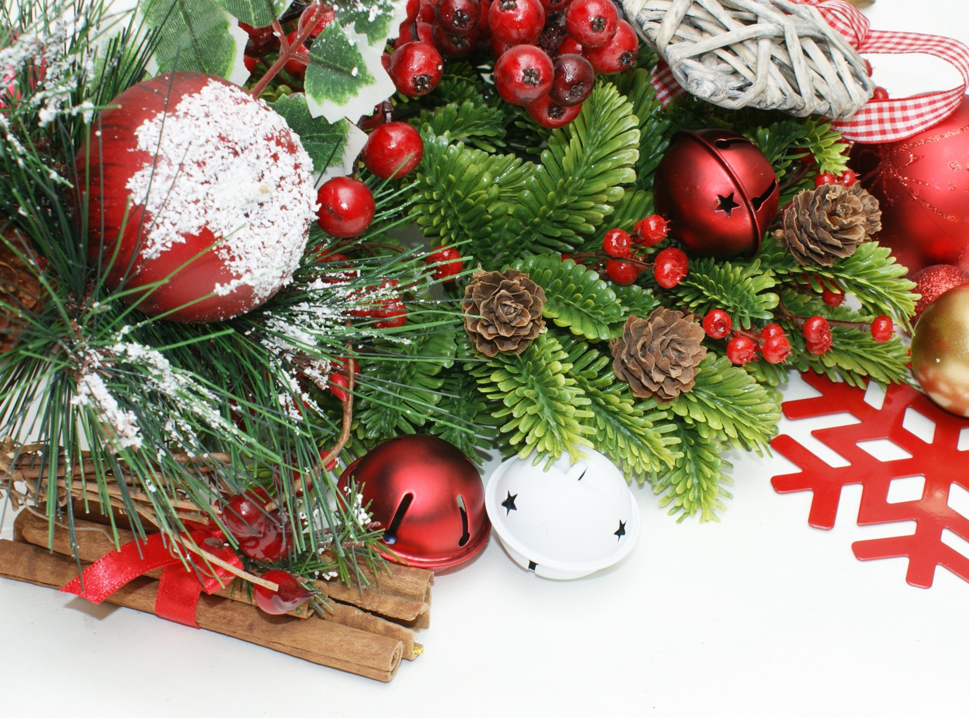 año nuevo navidad conos rama abeto árbol de navidad acebo bolas rojo blanco bolas juguetes canela vacaciones