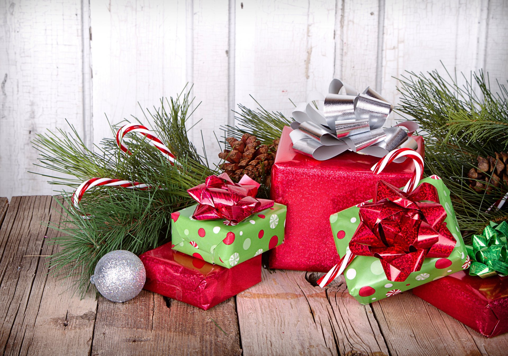 geschenke boxen bögen verpackung bänder kiefer zweig zapfen weihnachtsbaum kugeln spielzeug tisch neujahr weihnachten