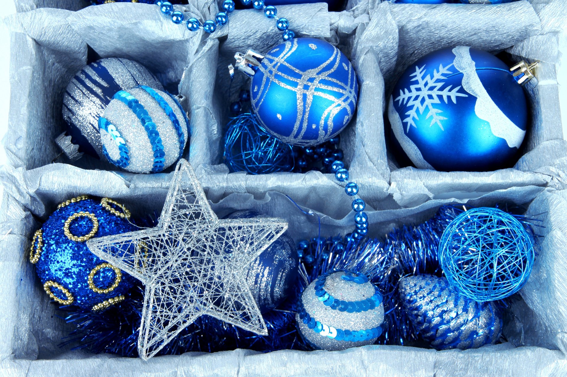 neujahr weihnachten spielzeug weihnachtsbaum kugeln kugeln blau zapfen perlen box dekorationen winter feiertage