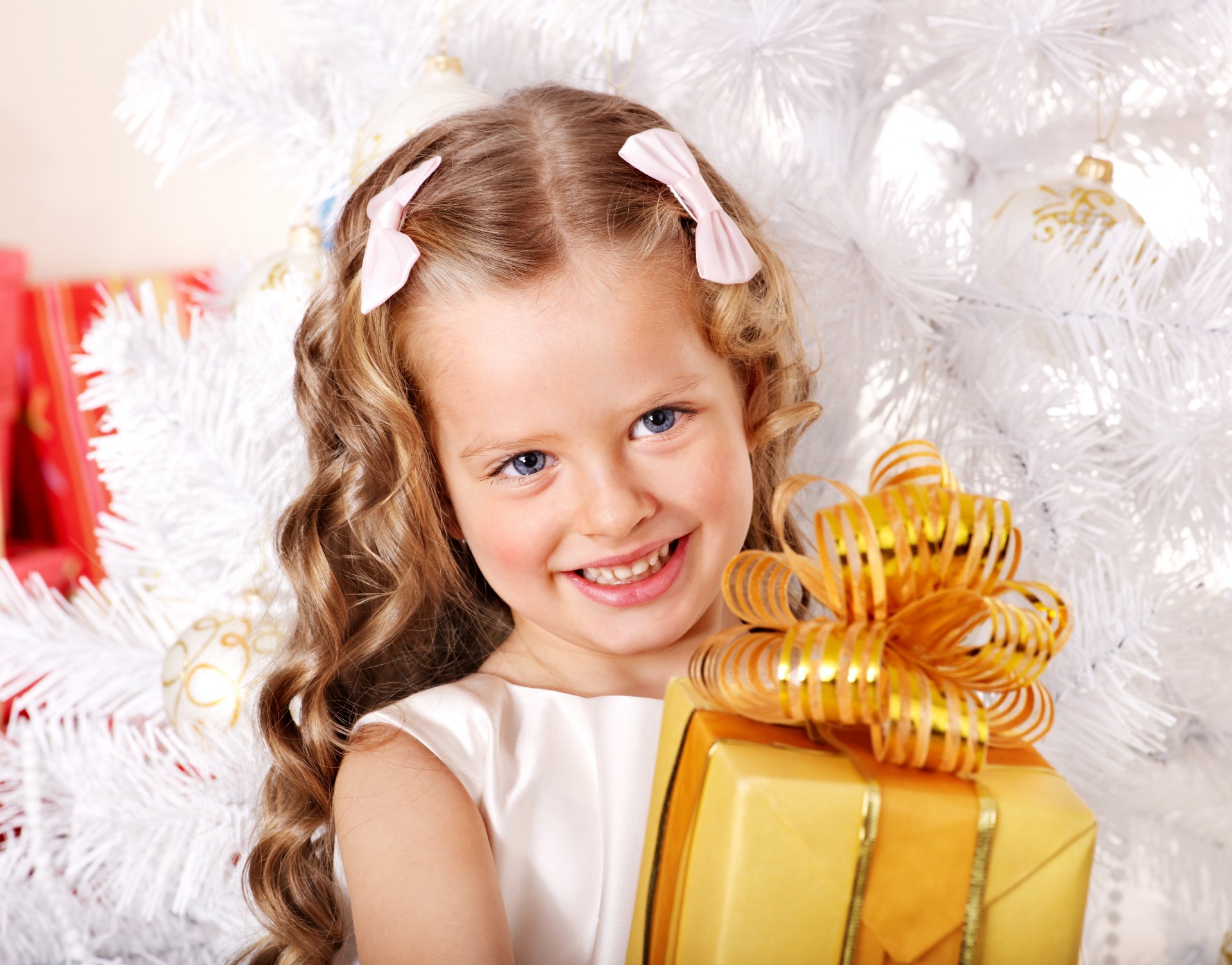 mädchen kind lächeln kinder bögen locken weihnachtsbaum geschenk feiertage neujahr weihnachten