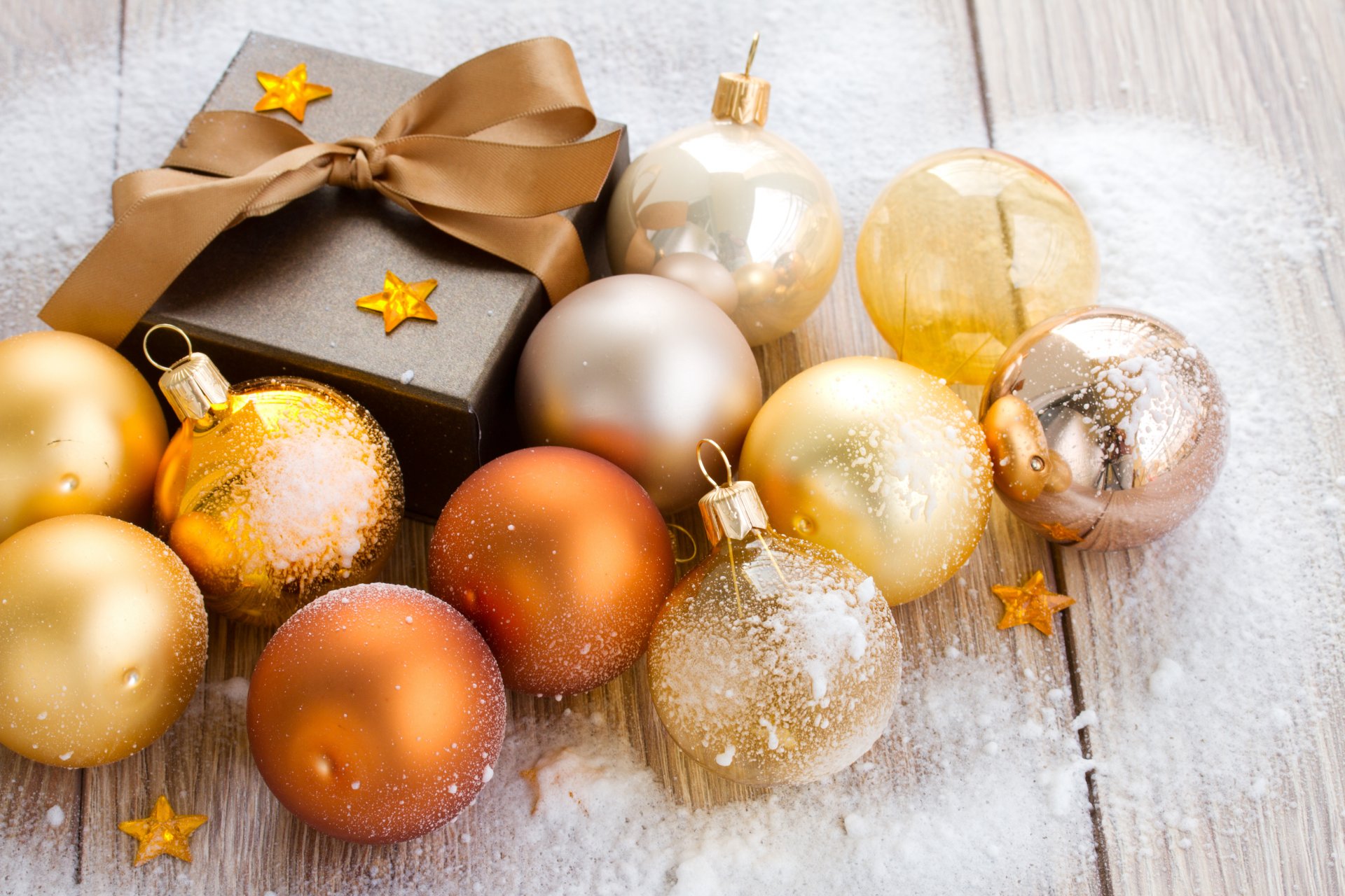 año nuevo navidad regalo caja caja marrón cinta bolas bolas oro decoraciones vacaciones