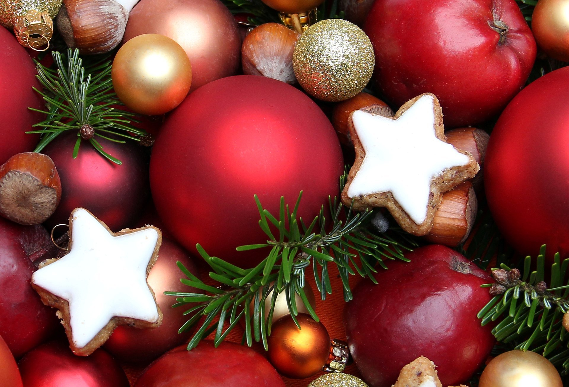 juguetes bolas rojo oro nueces galletas comida dulces año nuevo navidad vacaciones