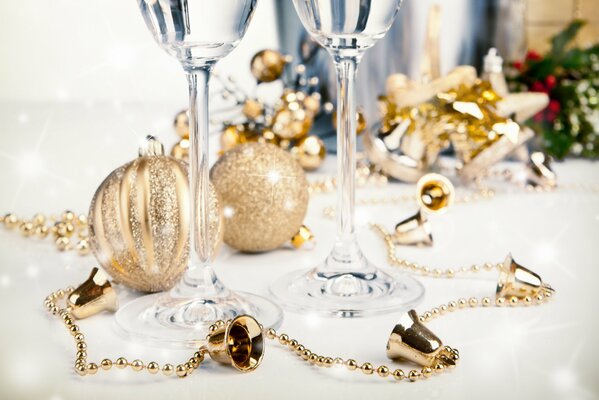 Verres de champagne avec des décorations de Noël sur la table