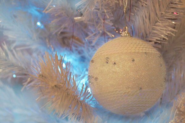 Juguetes y bolas de Navidad en el árbol de Navidad