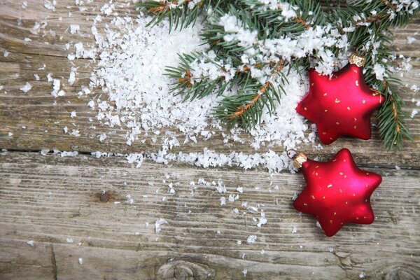 Estrellas de Navidad en una corona de abeto en Navidad