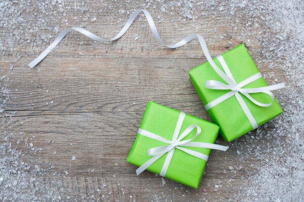 Auf dem Boden liegen Geschenke in grüner Verpackung