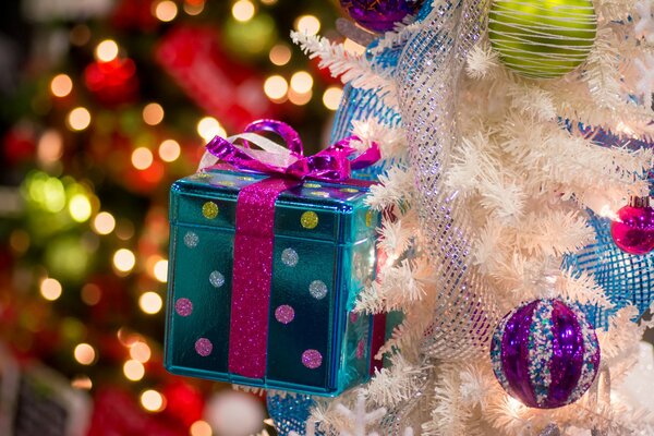 I giocattoli sotto forma di scatole regalo e palline sembrano molto festosi sull albero di Natale