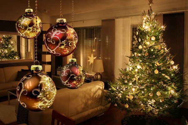 Interior de año nuevo, árbol de Navidad, luces