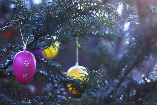 Weihnachtsspielzeug auf einer schönen Tanne