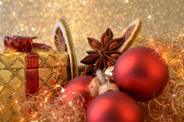 Weihnachtsstimmung vom Glanz der roten und goldenen Kugeln