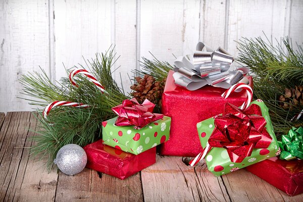 Cajas de regalo rojas en el fondo de ramas de abeto