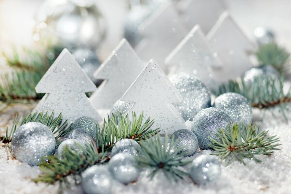 Juguetes de Navidad en tonos plateados