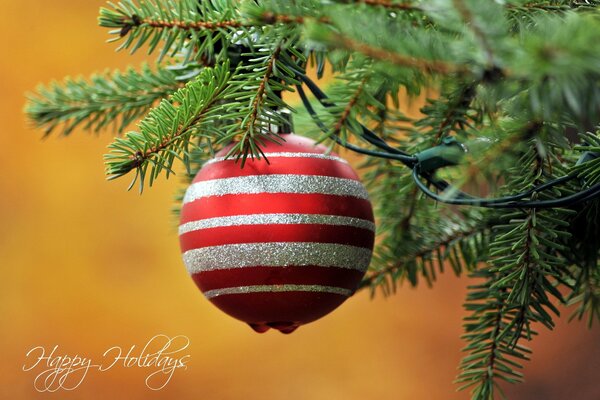 Juguete de Navidad colgando de las ramas de abeto