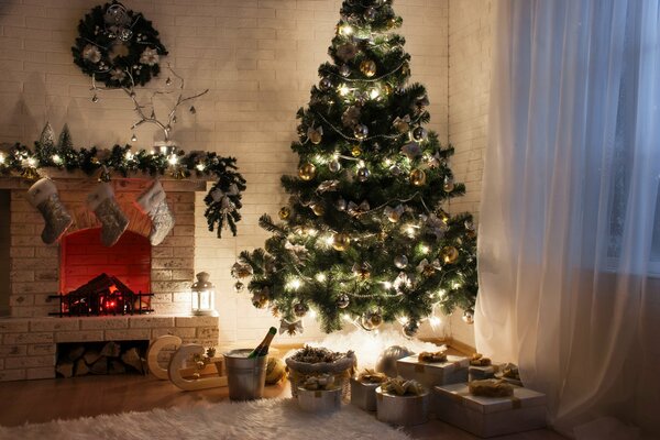 Regalos bajo el árbol de Navidad en la esquina de la chimenea