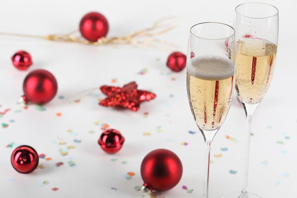 Petites boules de champagne dans des verres