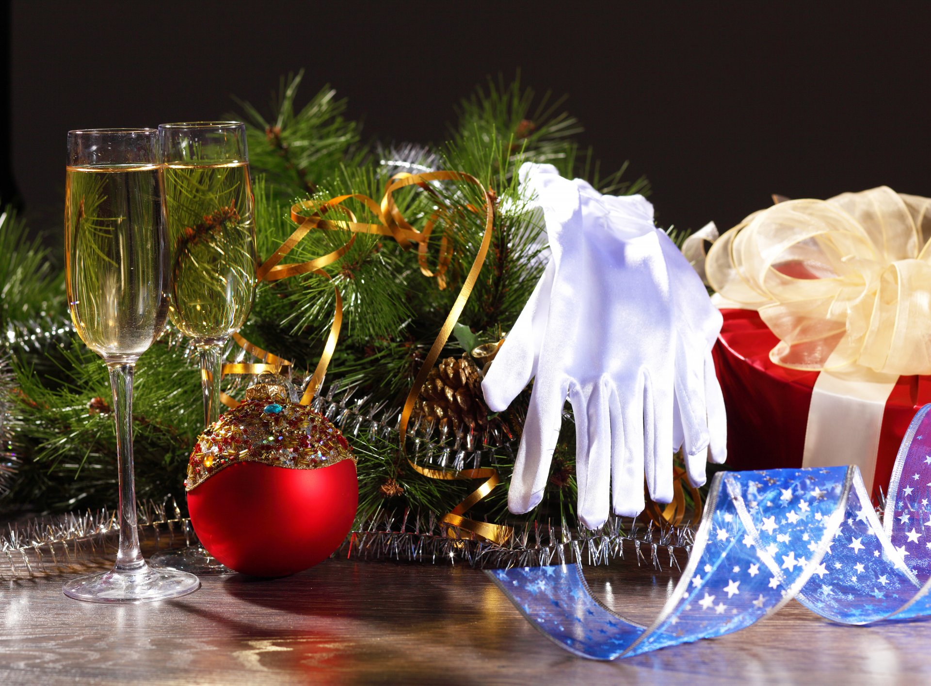 ramas copas de vino bebida champán guantes adornos de navidad