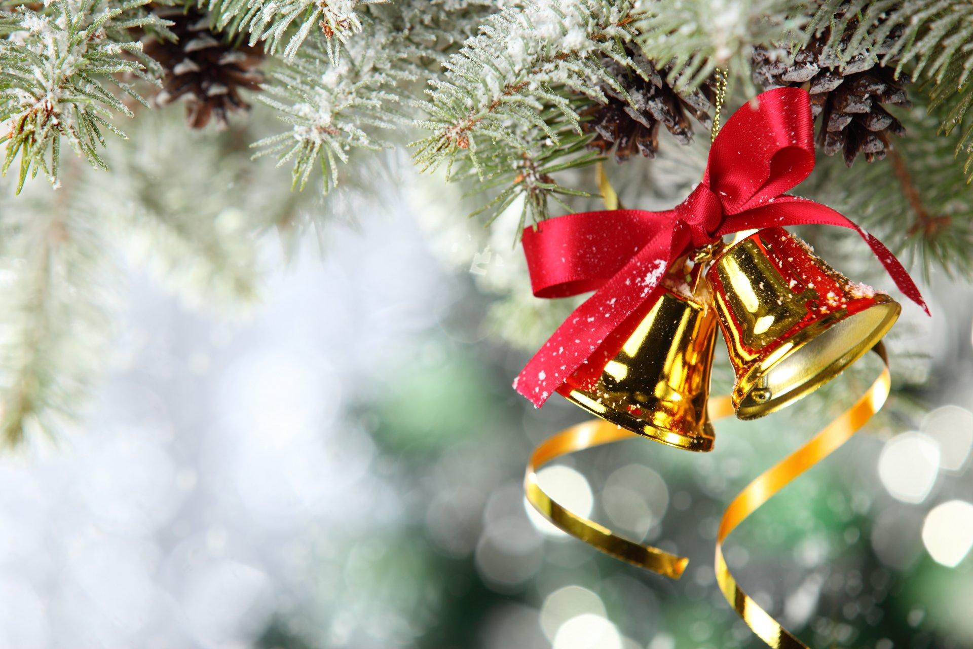 campane nastri decorazione abete albero di natale neve ramo coni nuovo anno