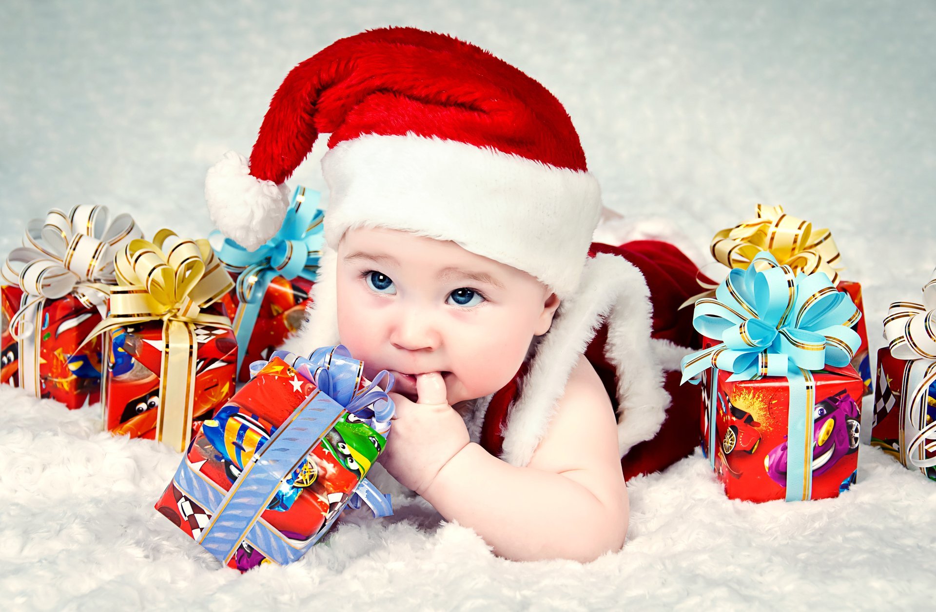 traje gorra ojos azules cajas regalos vacaciones