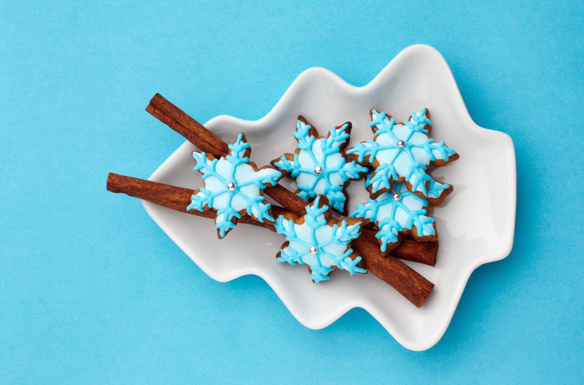 kekse weihnachten schneeflocken glasur zimt stäbchen