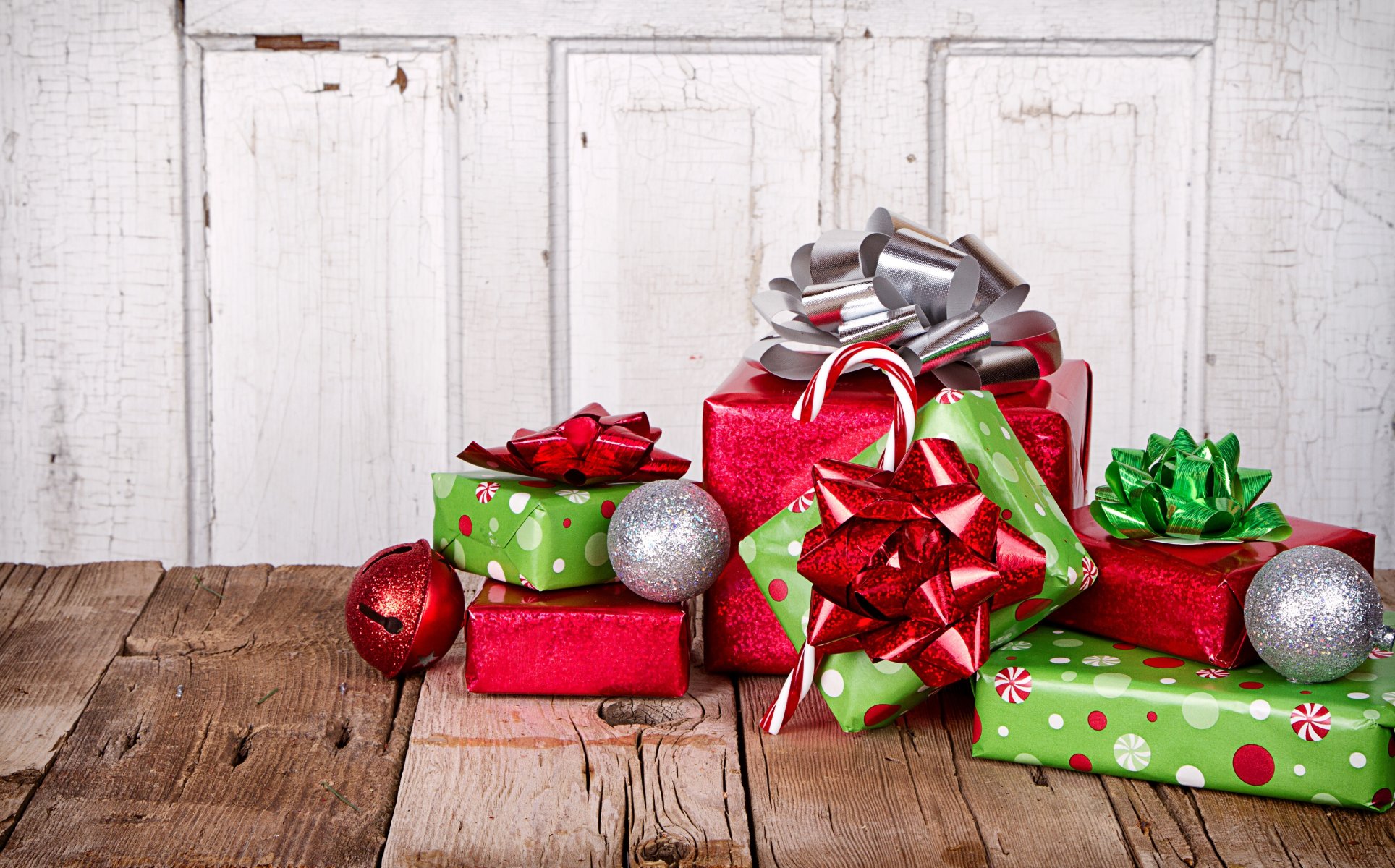 geschenke verpackung papier rot grün bänder boxen tisch bälle spielzeug neujahr weihnachten