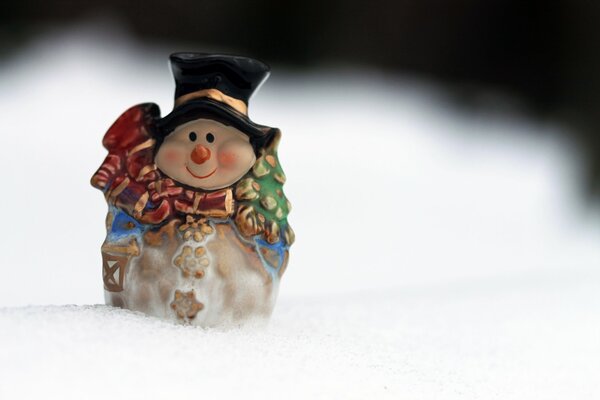 Figurine de bonhomme de neige sur la neige dans la nouvelle année