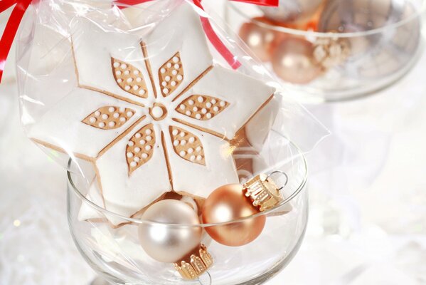 Galletas y bolas de regalo de año nuevo