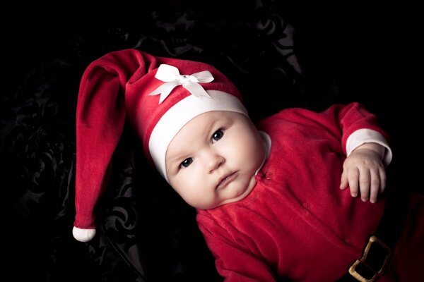 Niño con traje de fiesta de Santa